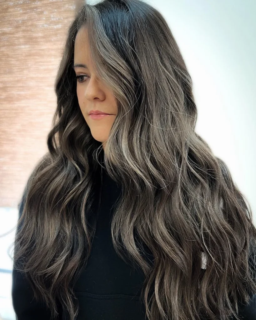 Smokey-Mushroom blonde Highlights auf dunklem Haar