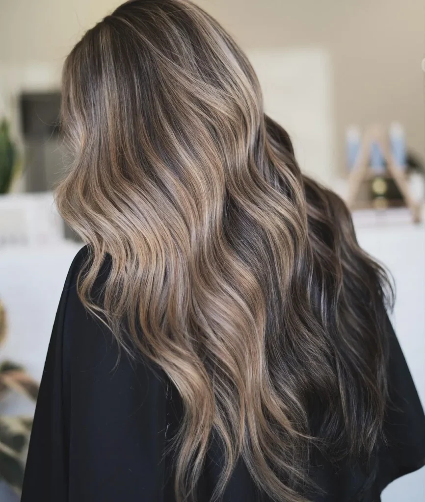 Starke blonde Highlights auf dunklem Haar