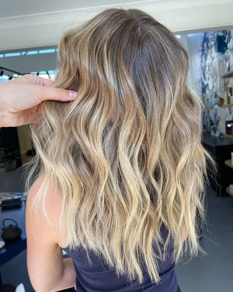 Texturierte blonde Highlights auf dunklem Haar