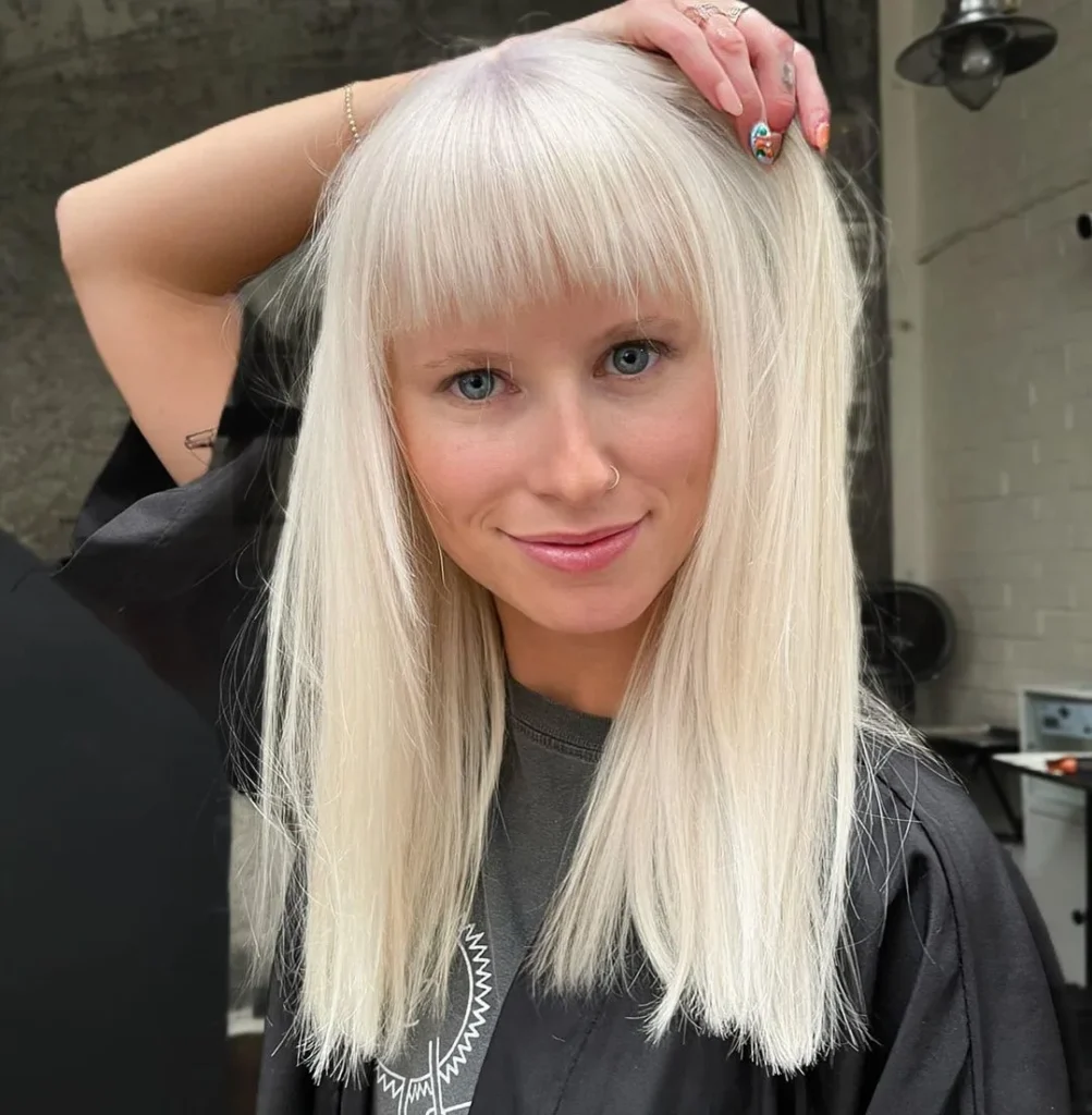 Mittleres Platinhaar mit Choppy-Pony