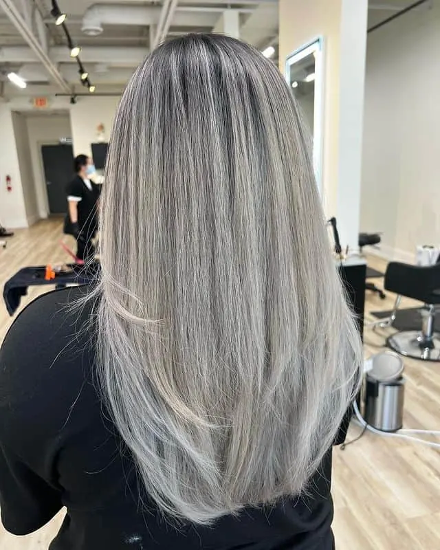 Aschblonde Farbe auf langem glattem Haar