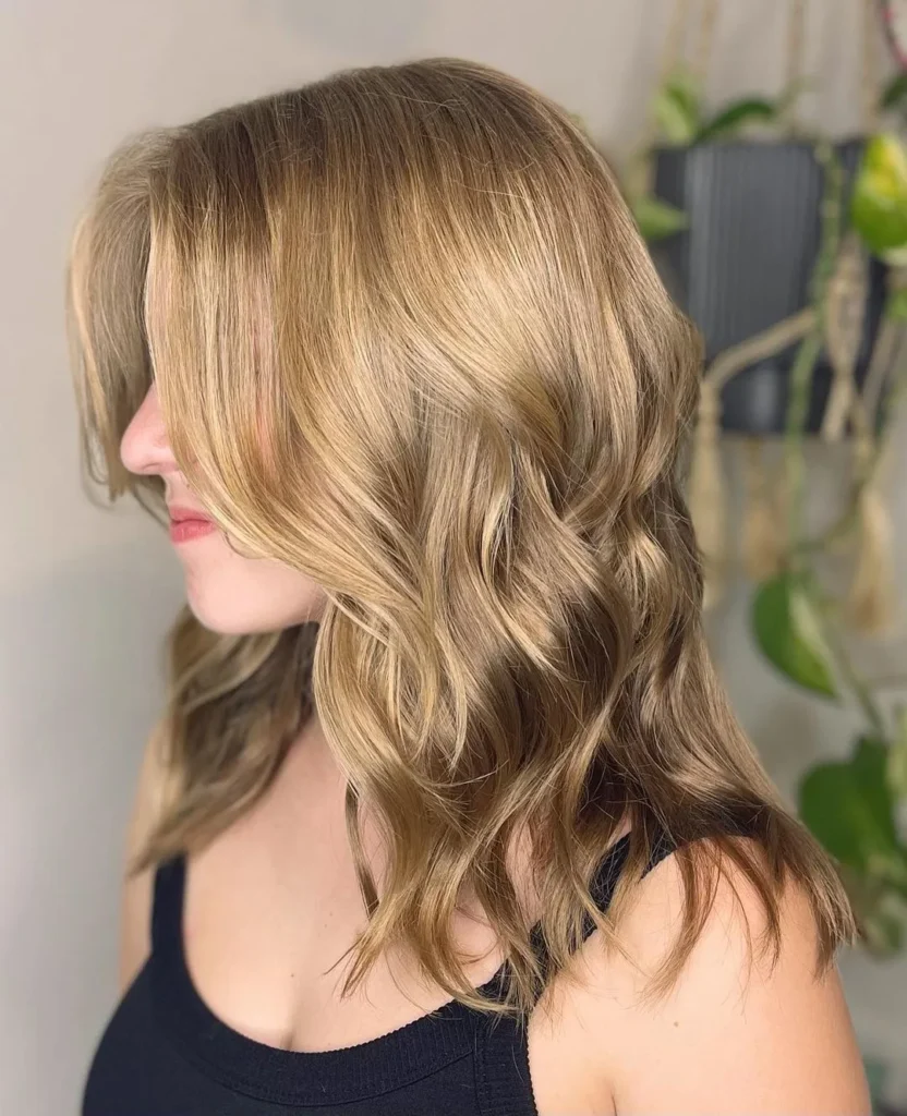 Aschblonde Highlights auf dunklem Haar