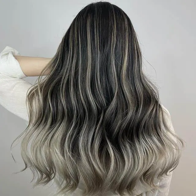 Aschblonde Highlights auf dunklem Haar