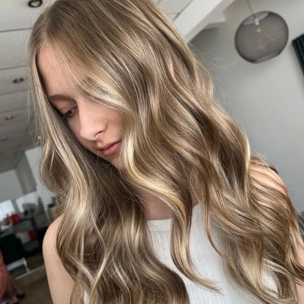 Aschblonde Highlights auf dunklem mittellangem Haar