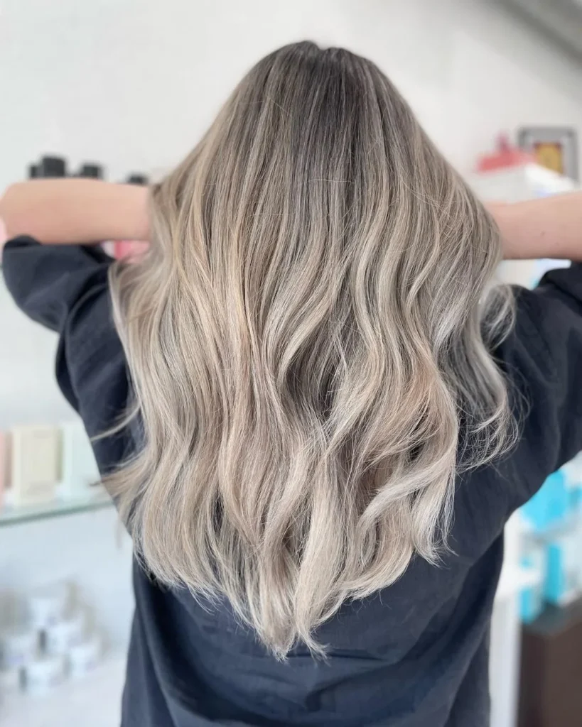 Blass aschblonde Highlights