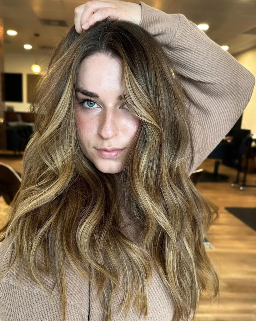 Blonde Highlights auf dunklem Haar