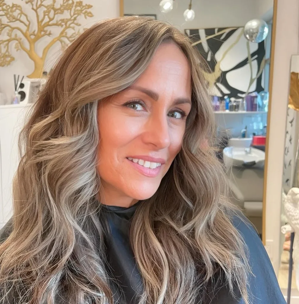 Blonde Highlights auf dunklem, gestuftem Haar