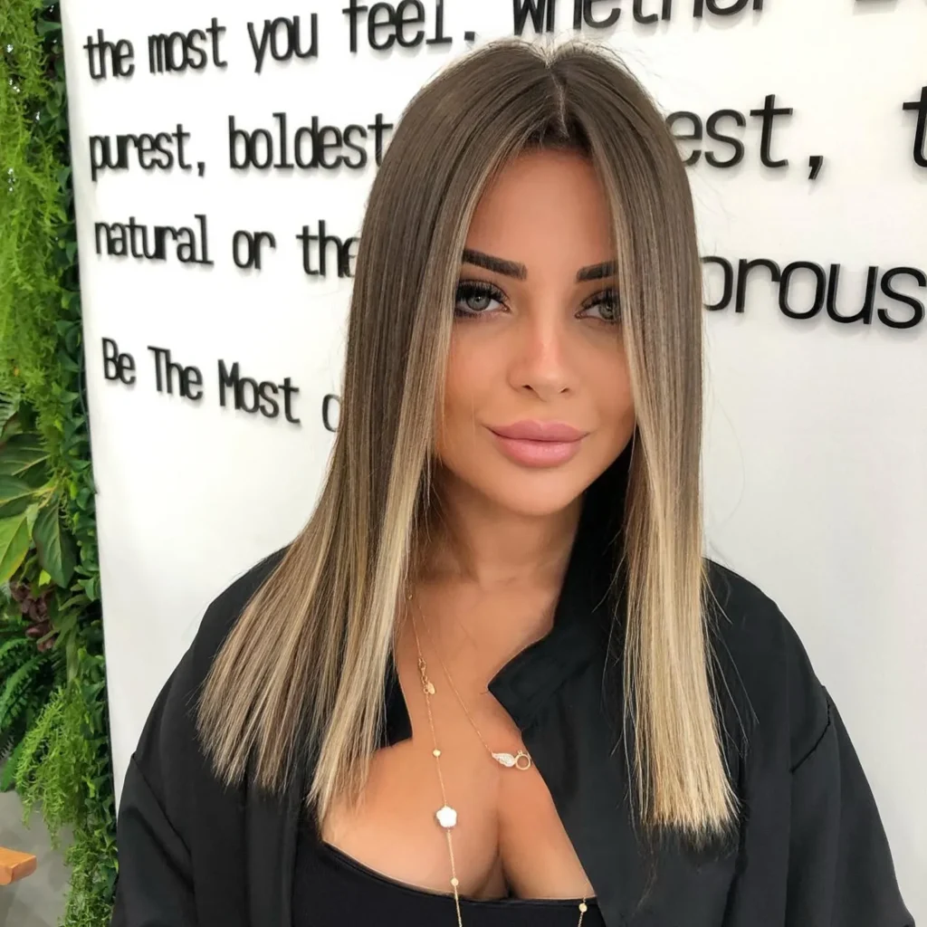 Blonde Highlights auf dunklem, lockigem Haar