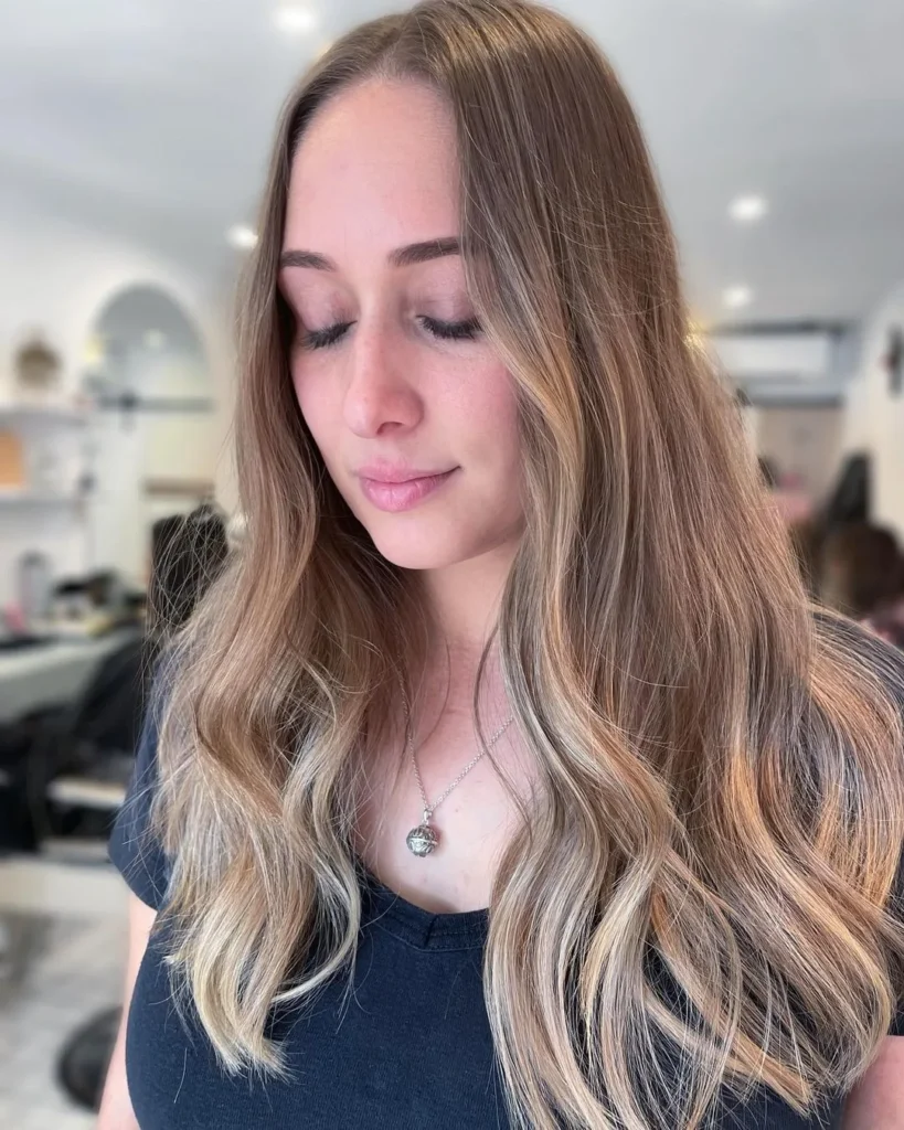 Blonde Highlights auf kurzen dunklen Haaren