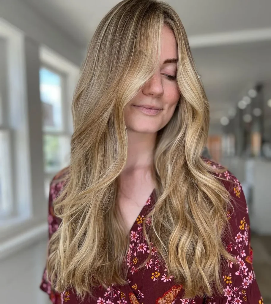 Blonde Highlights auf schulterlangem dunklem Haar