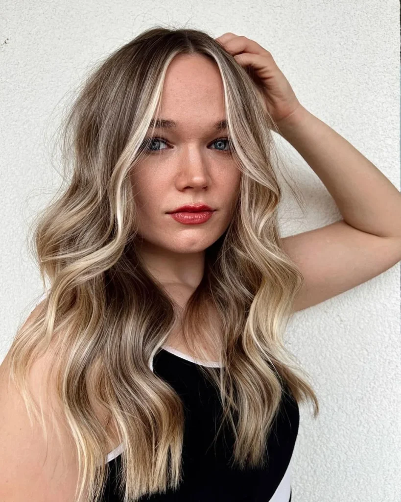 Blonde und karamellfarbene Highlights auf dunklem Haar