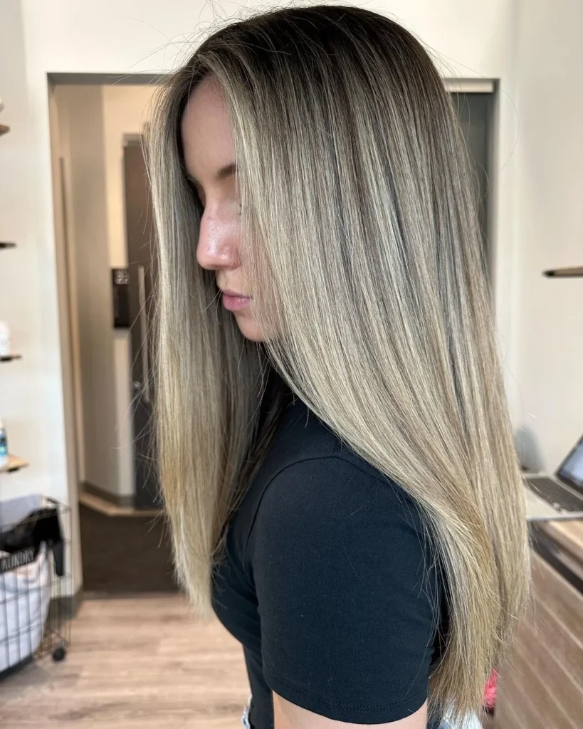 Blondes Ombre auf dunklem Haaransatz