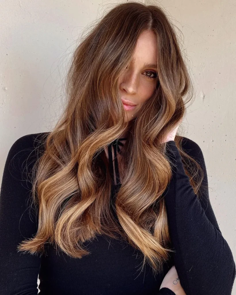 Braunes Haar mit honigblonden Highlights