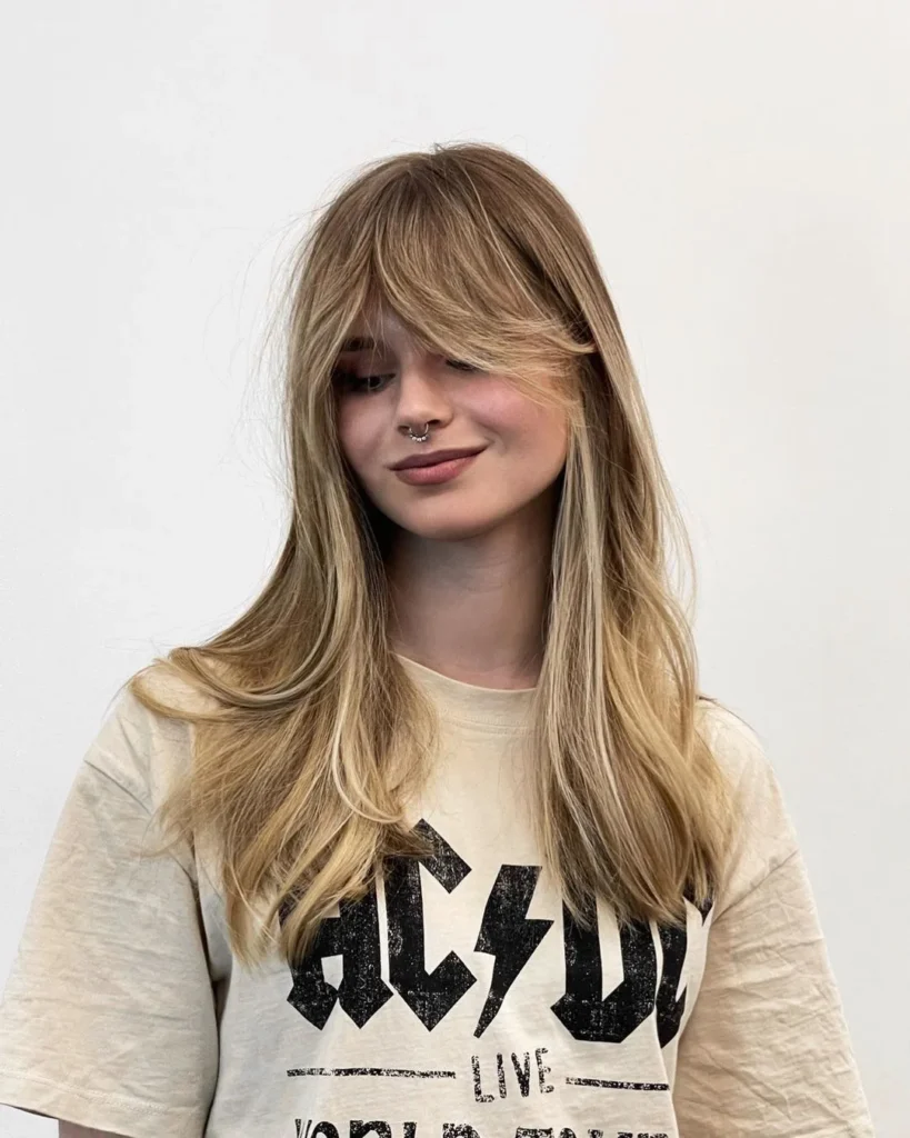 Cremig blonde Highlights auf dunklem Haar