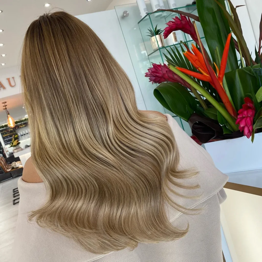 Dimensionale blonde Highlights auf dunklem Haar