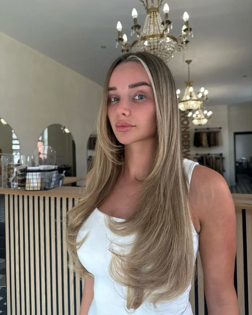 Dunkelblonde Highlights auf dunklem Haar