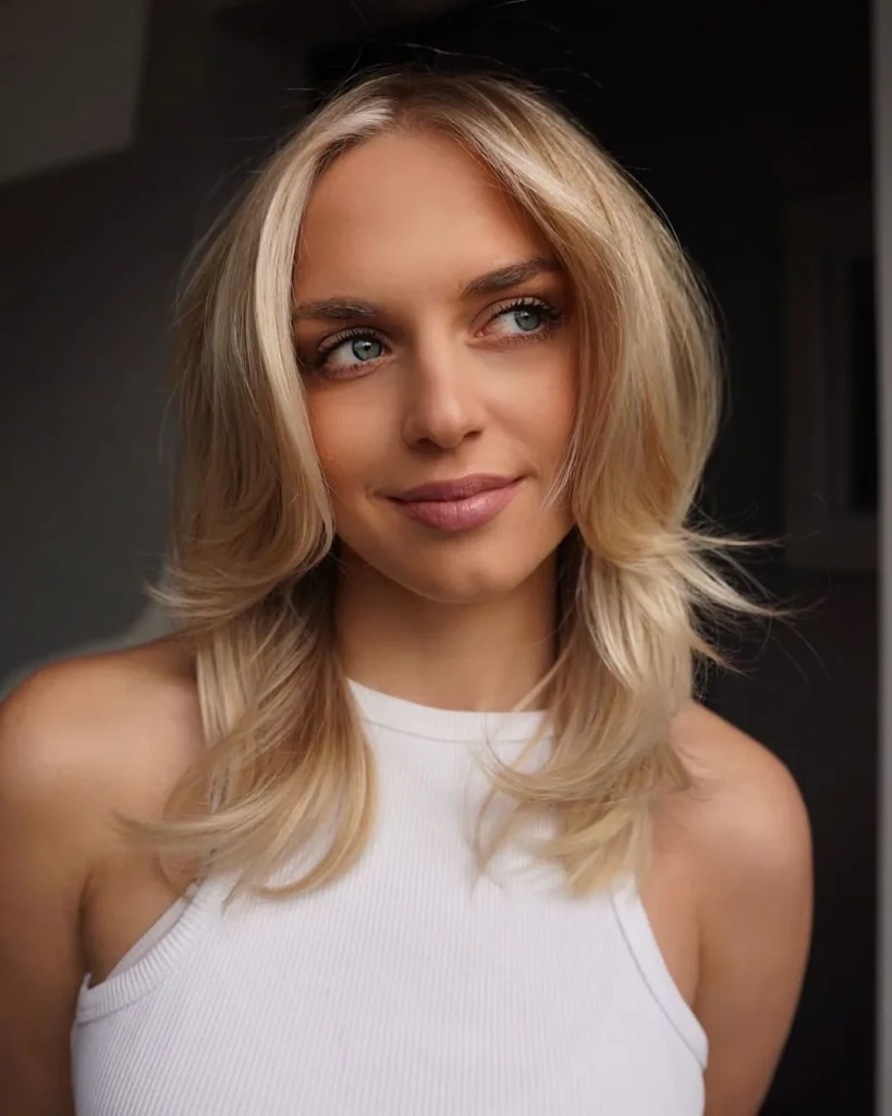 Dunkelblondes Haar mit blonden Highlights