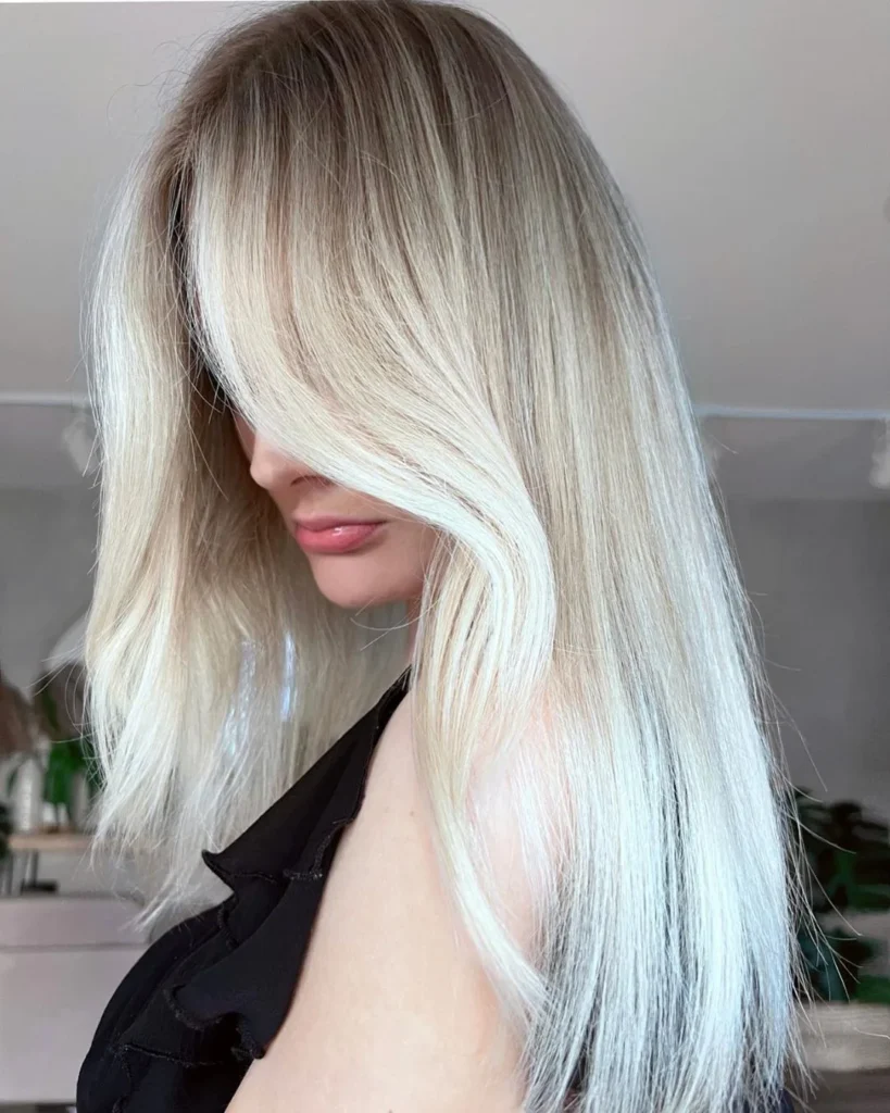 Eisiges Platinblond mit Schattenansatz