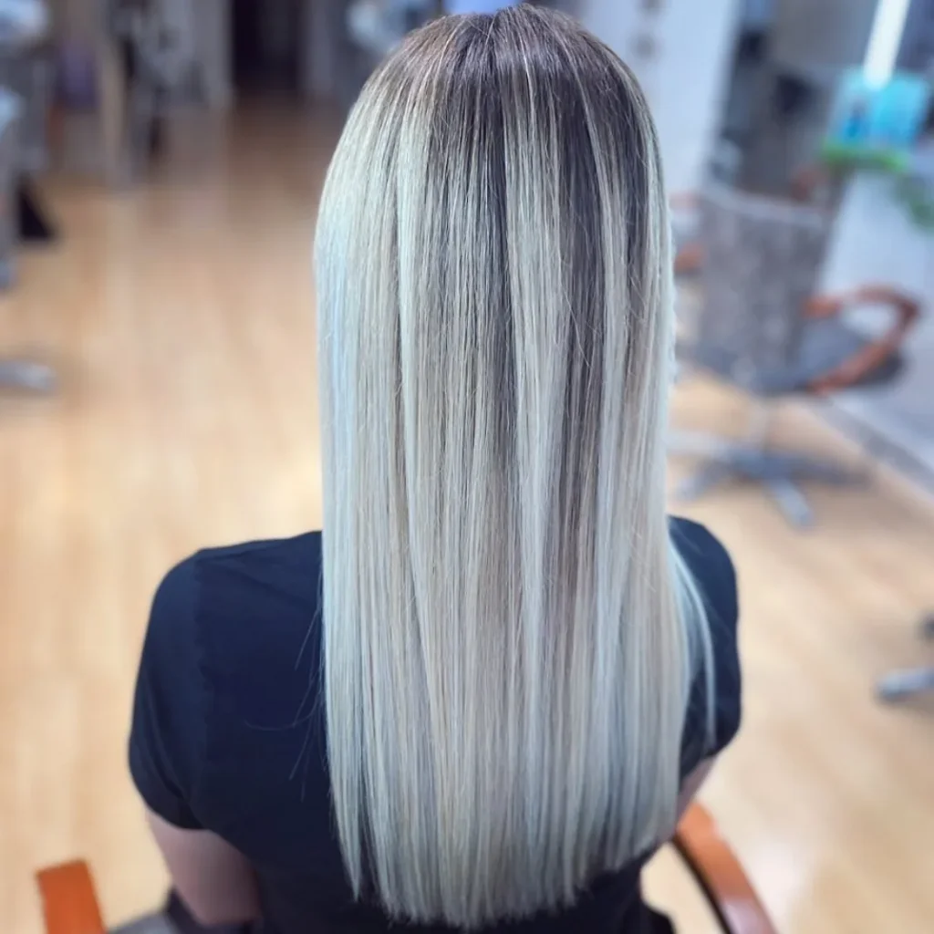 Eisiges platinblondes Haar mit Ansatzschmelze