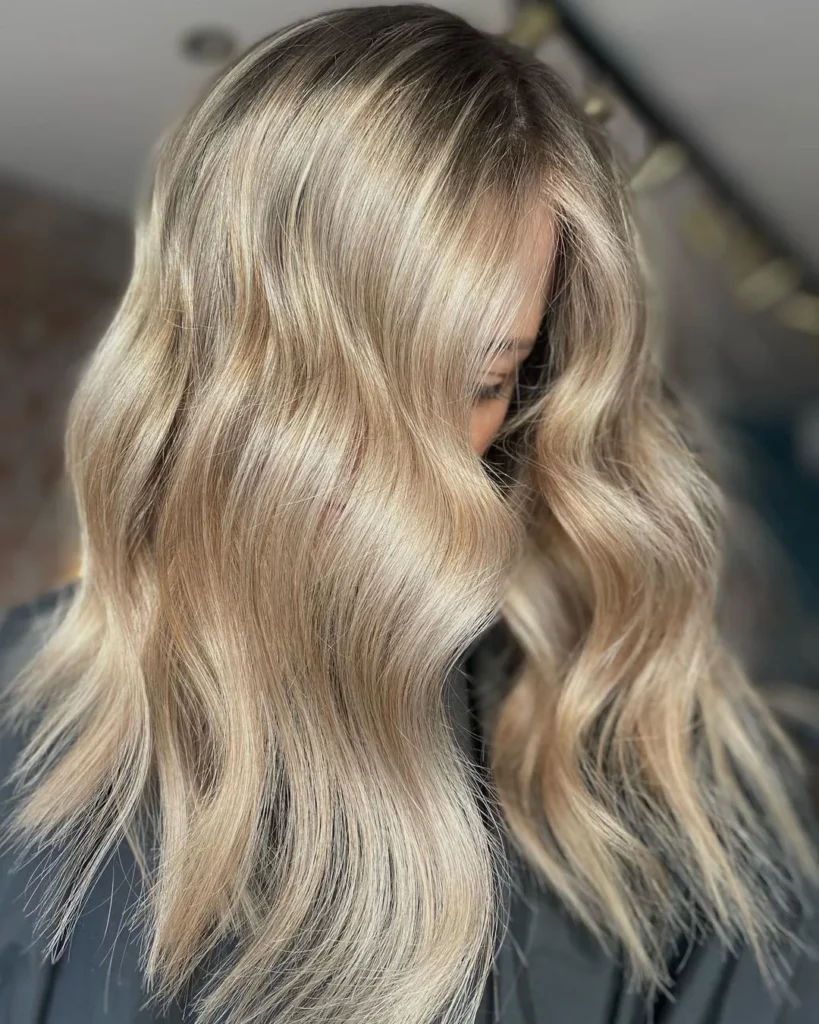 Funky blonde Highlights auf dunklem Haar