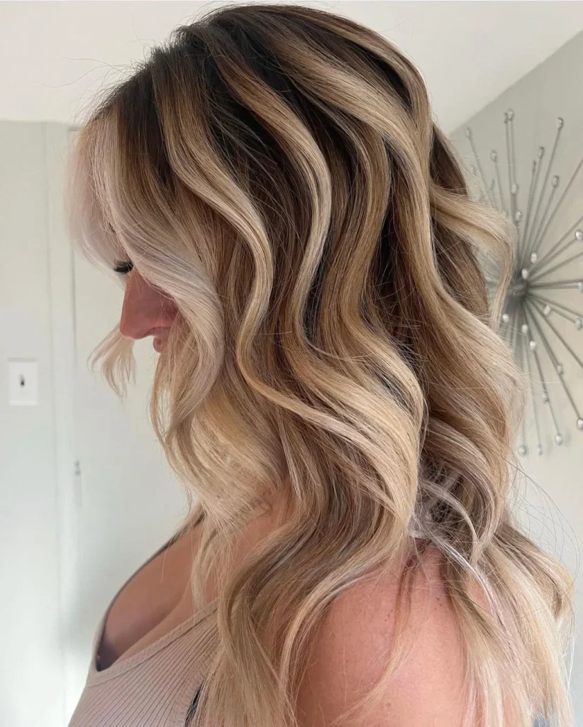 Gestreifte blonde Highlights auf braunem Haar