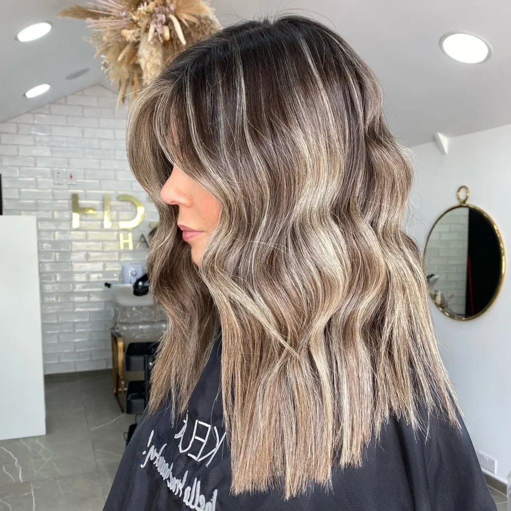 Gestreifte blonde Highlights auf dunkelbraunem Haar