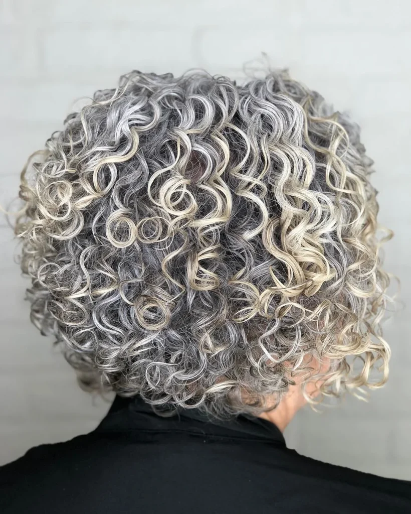  Gestufter lockiger Bob in Silber-Blond