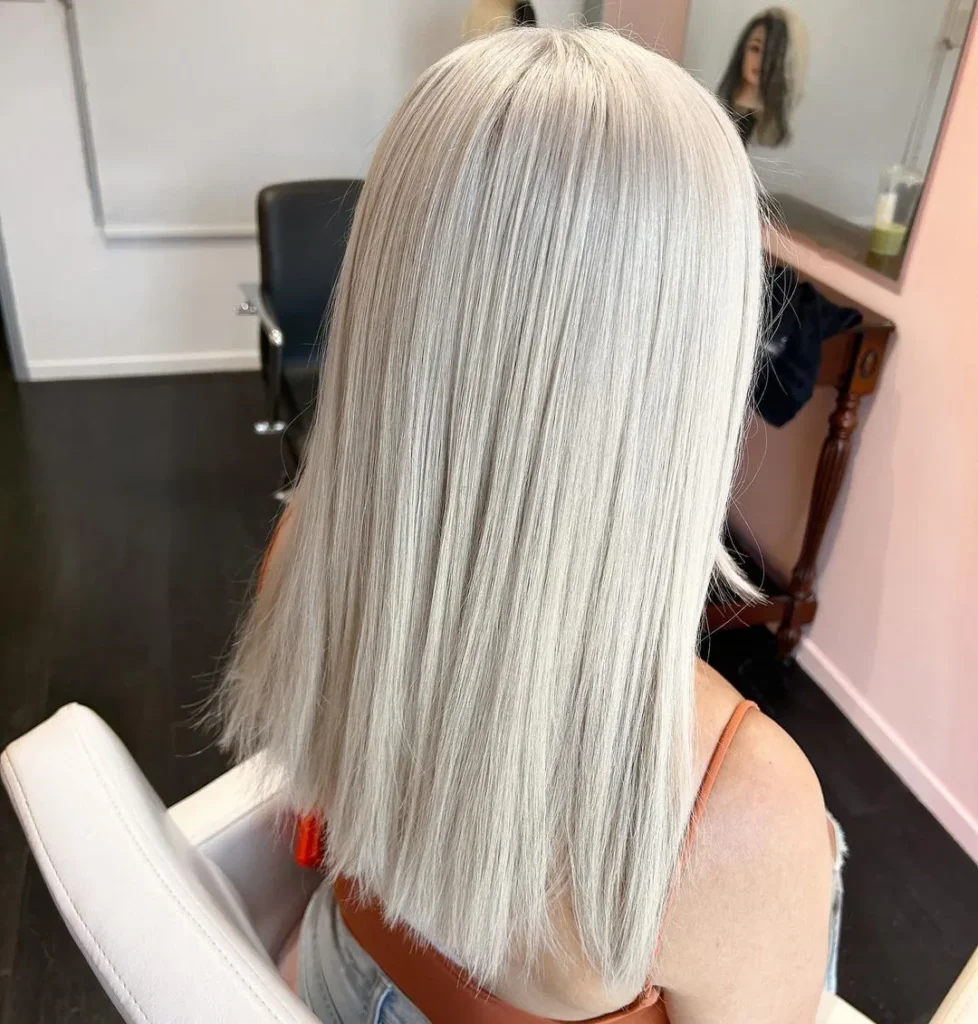 Glattes mittellanges platinblondes Haar