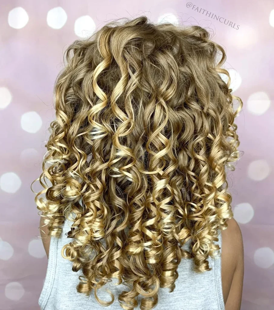 Goldblonde Ringellocken