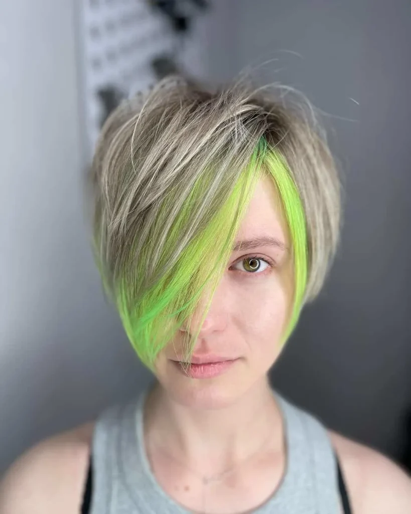 Grauer und grüner Pixie-Bob-Haarschnitt