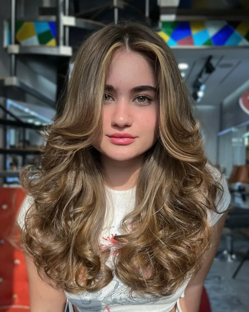 Große Locken mit Curtain Bangs