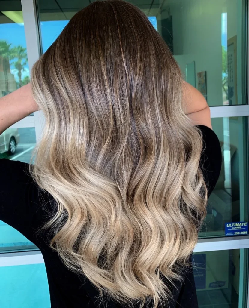 Hellblonde Highlights auf dunklem Haar