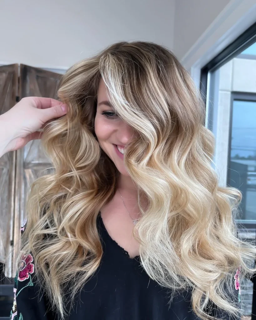 Hellbraunes Haar mit blonden Highlights