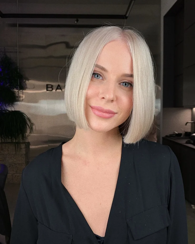  Kurzer platinblonder Bob