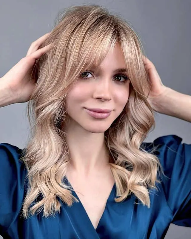  Lange Curtain Bangs auf blondem Balayage für runde Gesichter