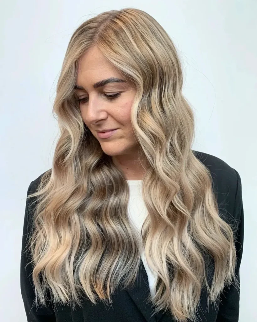 Langes gewelltes Haar mit blonden Highlights