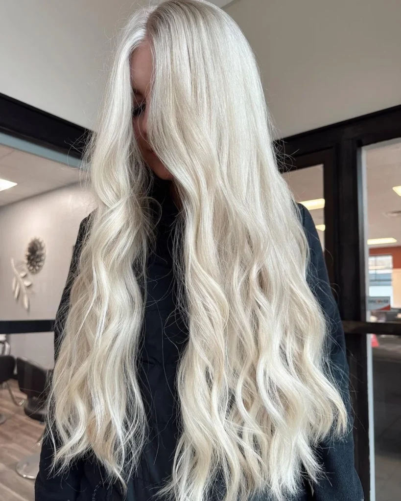 Langes gewelltes platinblondes Haar