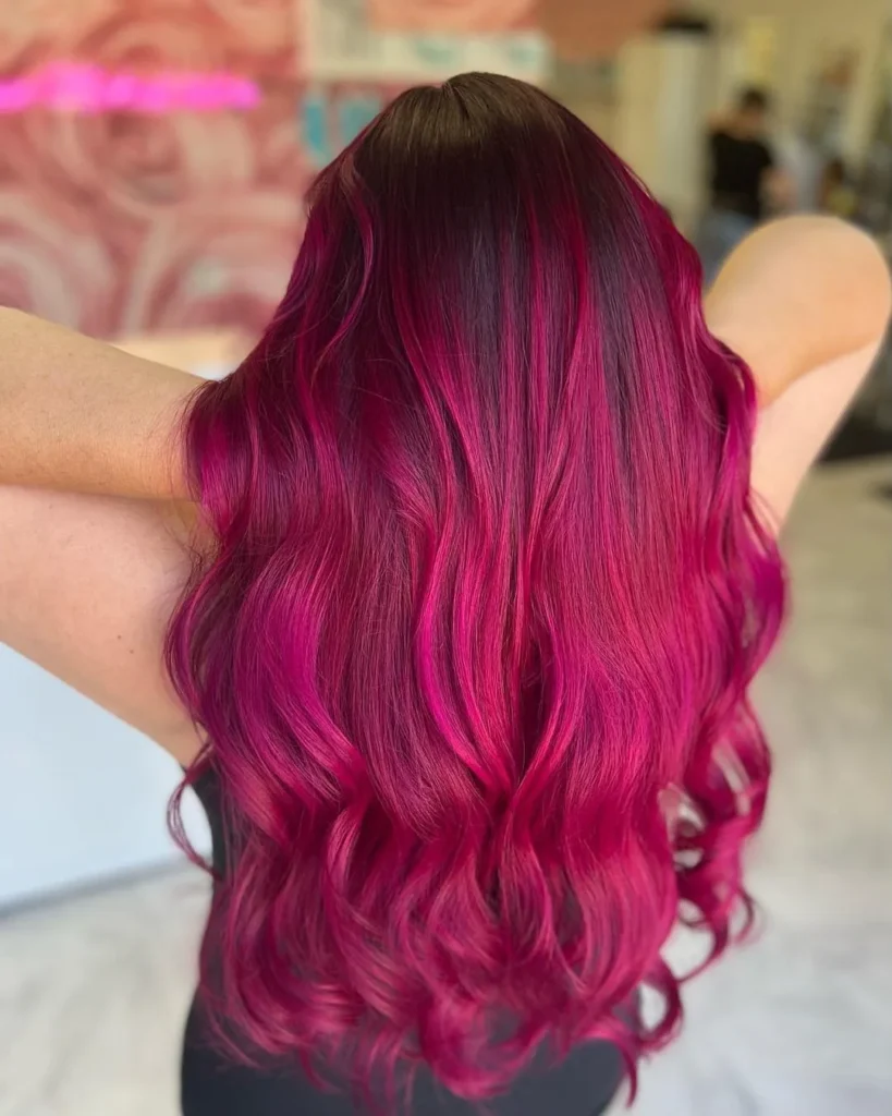 Magenta Balayage auf dunklem Haar