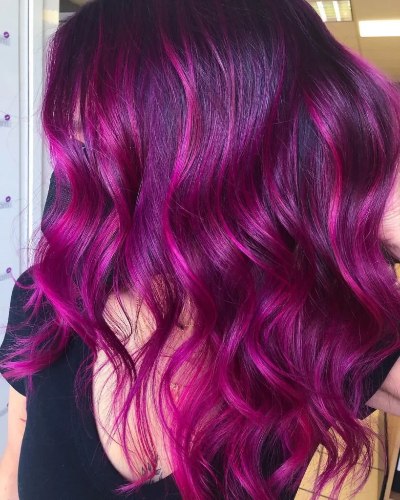 Magenta Highlights auf lila Haar