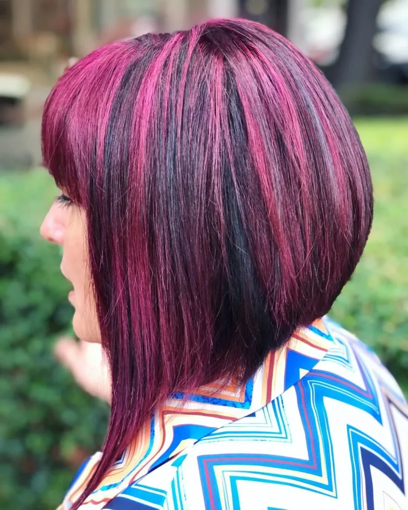 Magenta Highlights auf rundem Bob-Schnitt