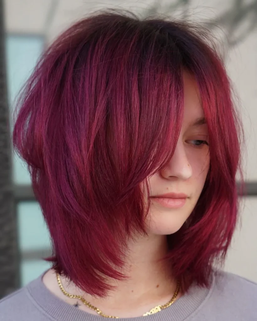 Magenta auf kurzem Haar