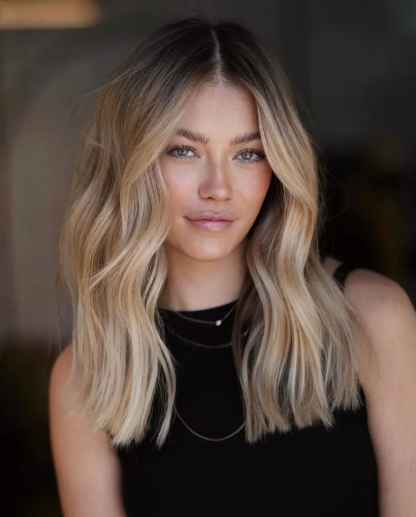 Mittellanges braunes Haar mit blonden Highlights