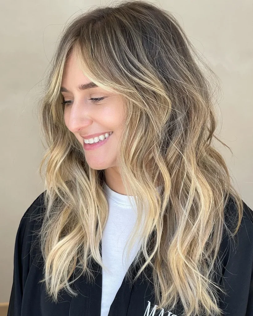 Natürliche blonde Highlights auf aschblondem Haar