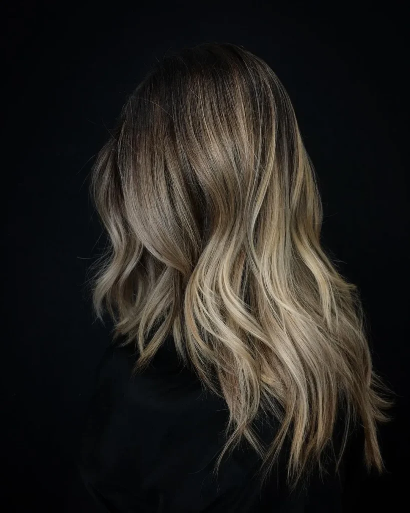 Naturblondes Balayage auf dunklem Haar