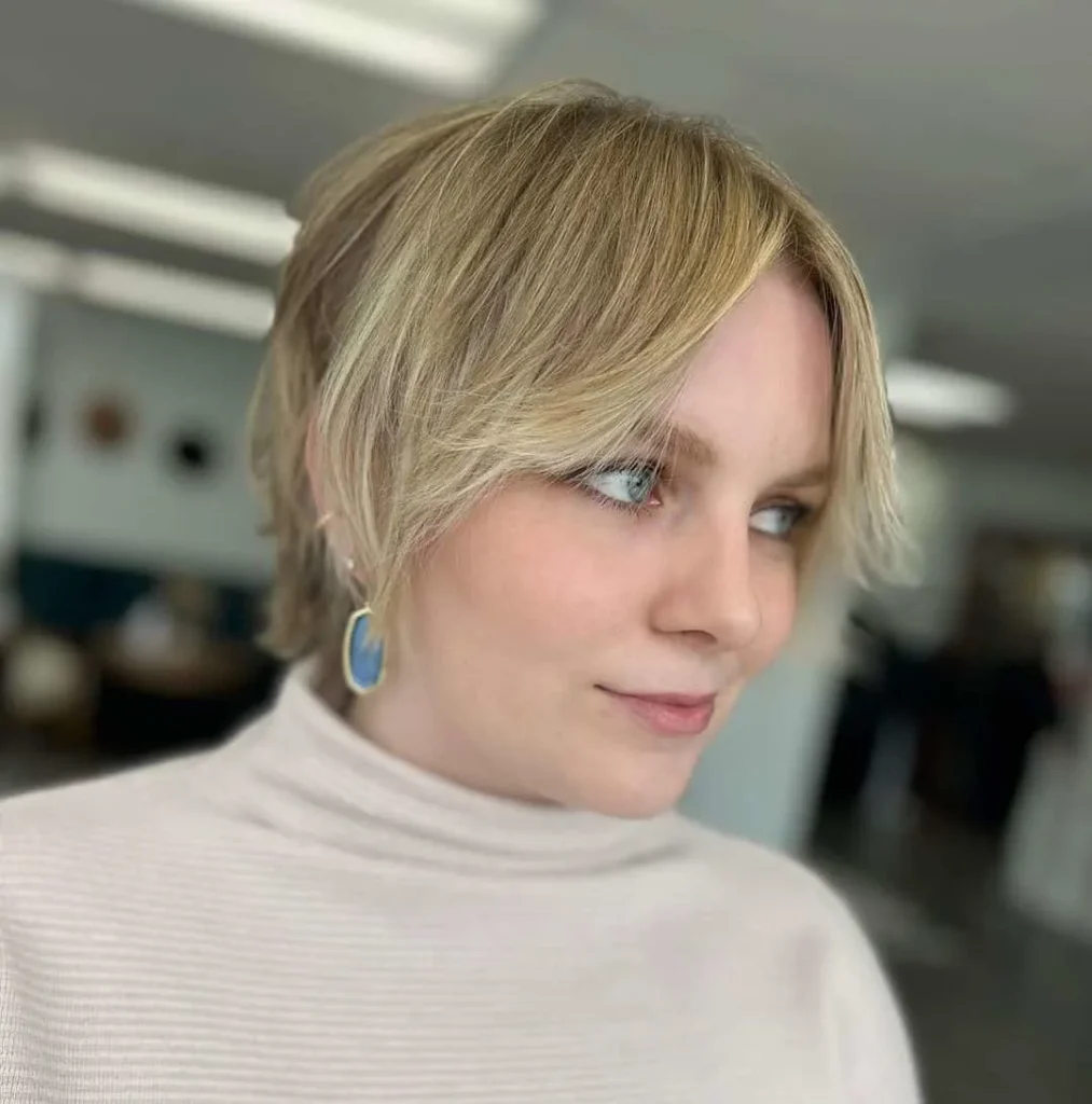 Pixie-Bob-Haarschnitt mit Babylights und Ansatzsträhne