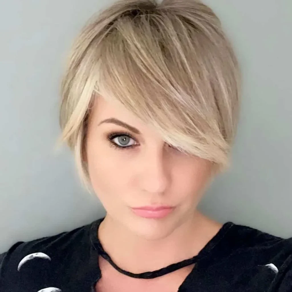 Pixie-Bob-Haarschnitt mit Peek-A-Boo-Pony