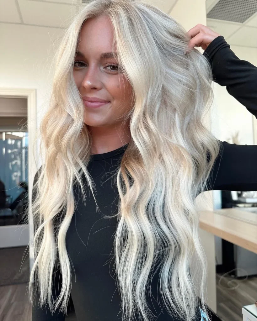 Platinblond mit dunkelblonden Lowlights