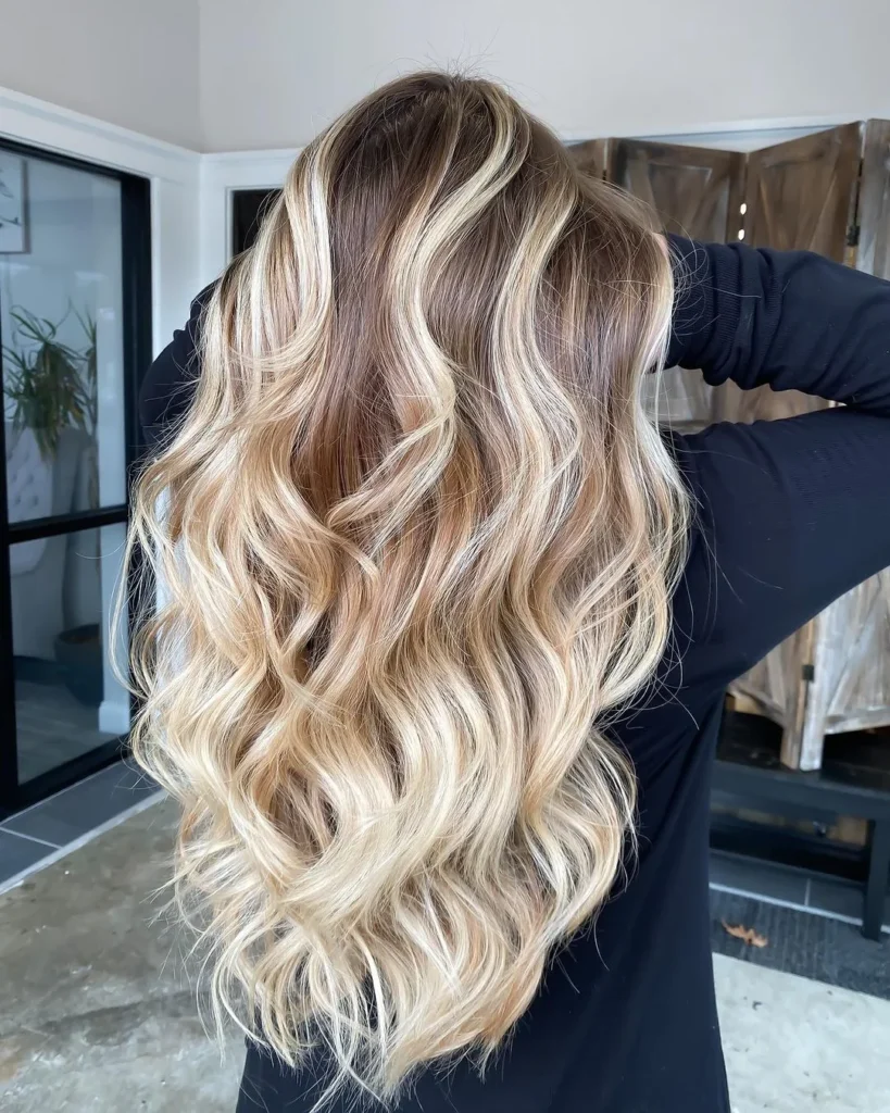 Platinblonde Highlights auf blondem Haar