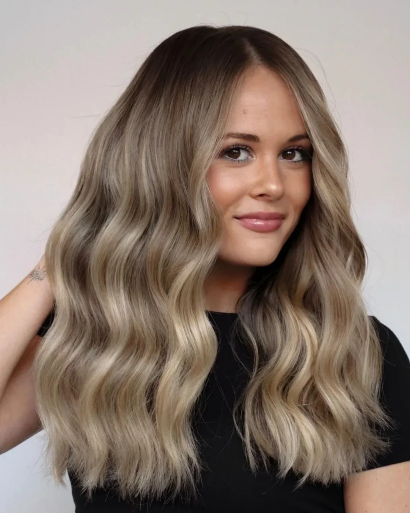 Platinblonde Highlights auf dunklem Haar