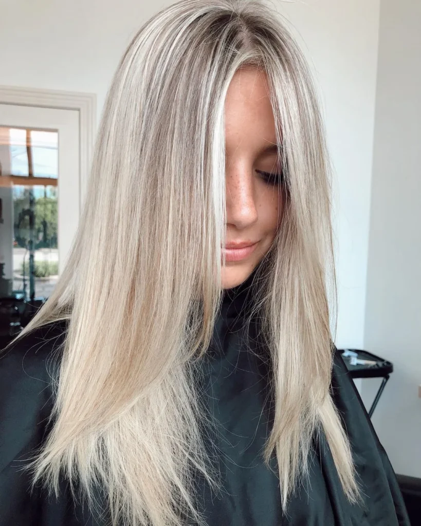 Platinblonde Highlights mit Schattenansatz